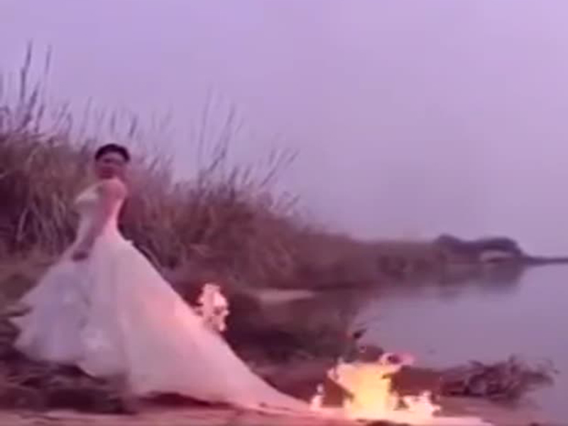 شاهد بالفيديو: مصورة تشعل النار في فستان زفاف عروس!